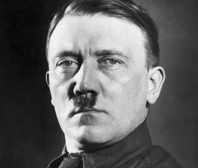 ஜெர்மனியின் சர்வாதிகாரி அடால்ஃப் ஹிட்லர்