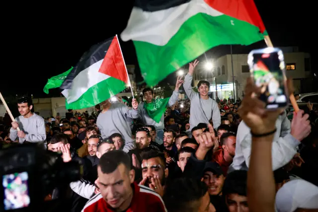 Personas en Cisjordania con palestinos liberados