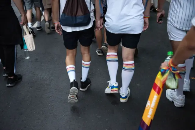 台灣同志遊行現場的一對情侶。