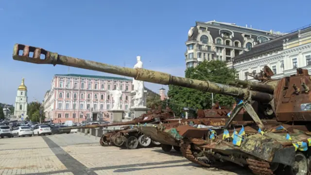 Xác xe tăng Nga ở trung tâm Kyiv