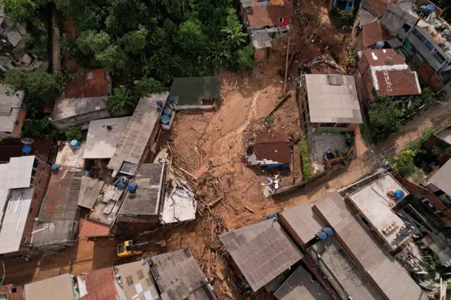 Foto aérea mostra devastaçãojogo de doiscidade no litoral