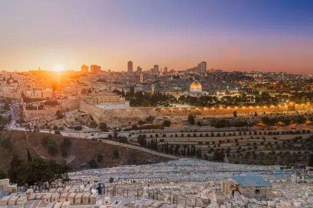 مدينة القدس القديمة أثناء انتقال السماء إلى مرحلة الغروب. وفي الصورة تظهر قبة الصخرة الذهبية.
