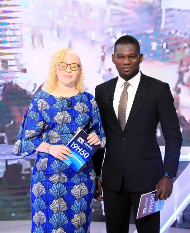 Assana Bakayoko avec le journaliste présentateur de la NCI Alassane Drabo