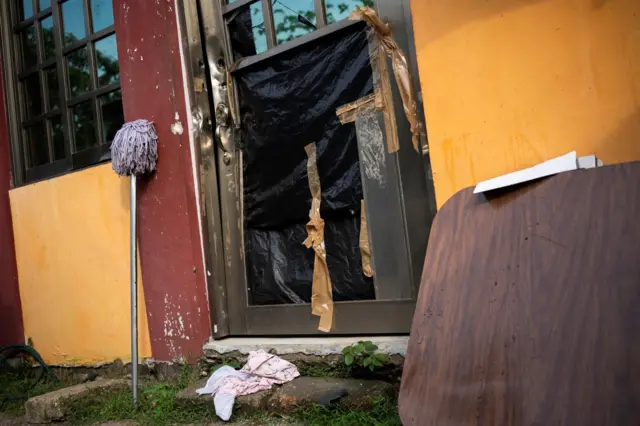 La puerta de la residencia de Roxana Guzmán en Nanchital, después de su secuestro.