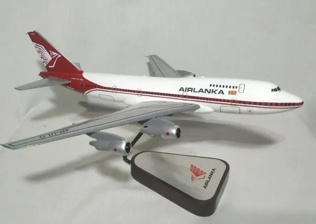 "මේ ළඟදි මම ආකෘතියක් කළා එයාර් ලංකා ලෝගෝ එක ඇඳපු ශාන්ත සපරමාදු මහතාට. එයා ළඟ තියෙන ට්‍රයිස්ටාර් ආකෘතිය හැදුවෙ මම, එයාර් ලංකා ලෝගෝ එක දාලා. එයා කිව්වා එයා ඇඳපු ලෝගෝ එක මුලින් ම ගැහුවේ ට්‍රයිස්ටාර් ගුවන් යානයක කියලා. ඒ නිසා ට්‍රයිස්ටාර් එකක් කරල දෙන්න කියල කිව්වා.”