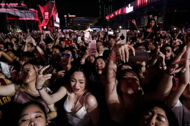 Ilustrasi penonton festival musik Djakarta Warehouse Project (DWP)