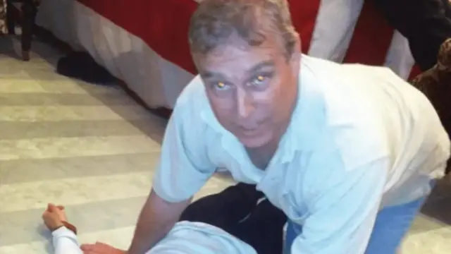 نئی ایپسٹین فائلز میں سابق شہزادہ اینڈریو کی ایک تصویر سامنے آئی ہے، جس میں وہ ایک خاتون کے اوپر جھکے ہوئے دکھائی دیتے ہیں