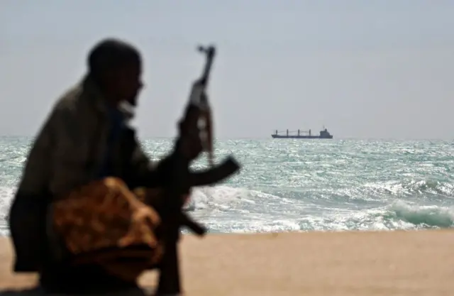 Foto yang diambil pada 7 Januari 2010 memperlihatkan seorang perompak Somalia bersenjata di sepanjang garis pantai.