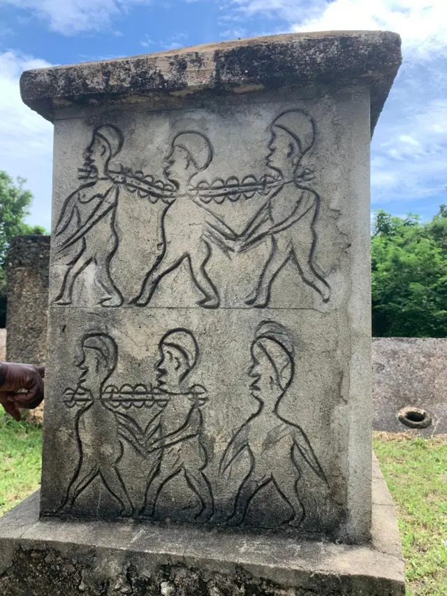 ከዛንዚባር ስቶን ታውን በስተሰሜን 20 ኪሎ ሜትር ርቀት ላይ የሚገኘው ማንጋፕዋኒ ዋሻ