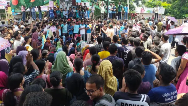 সাভারের ঢাকা আরিচা মহাসড়কে অবস্থান নিয়ে বিক্ষোভ করে জাহাঙ্গীরনগর বিশ্ববিদ্যালয়ের শিক্ষার্থীরা