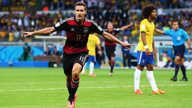 Miroslav Klose comemora o segundo gol da Alemanha na goleada de 7x1 contra o Brasil em Belo Horizonte, durante a Copa do Mundo de 2014