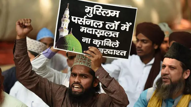 विविध वर्गांमधून विरोध सुरु झाला. मुस्लिम संघटना त्यात आघाडीवर होत्या.