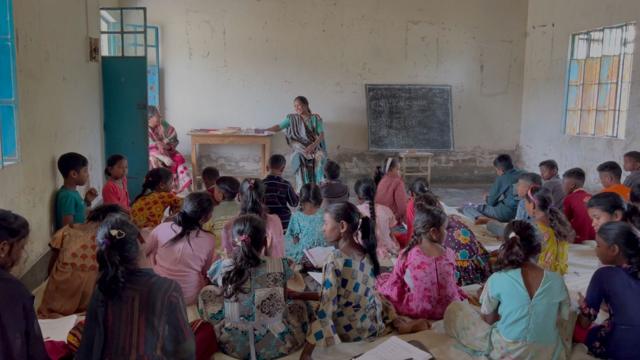  শ্রেণিকক্ষে খাড়িয়া লিজা নানোয়ার 