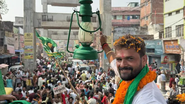 खेसारी लाल यादव लालटेन के साथ एक जनसभा में