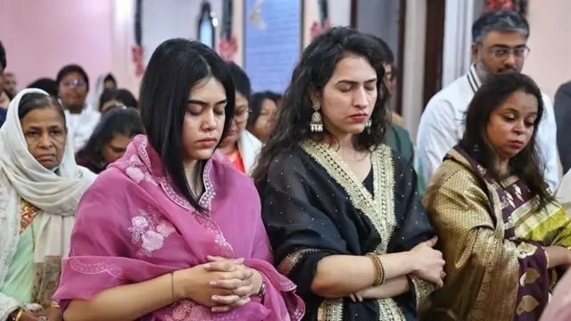 ख्रिसमसच्या प्रसंगी जयपूरमधील एका चर्चमध्ये प्रार्थना करताना लोक