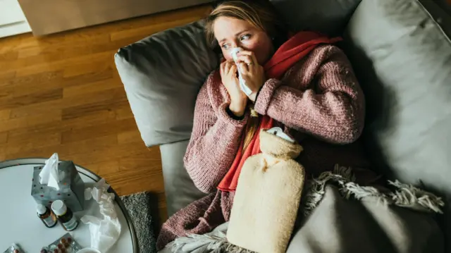 жінка хворіє