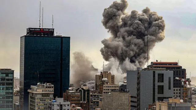 черный дым поднимается над городом