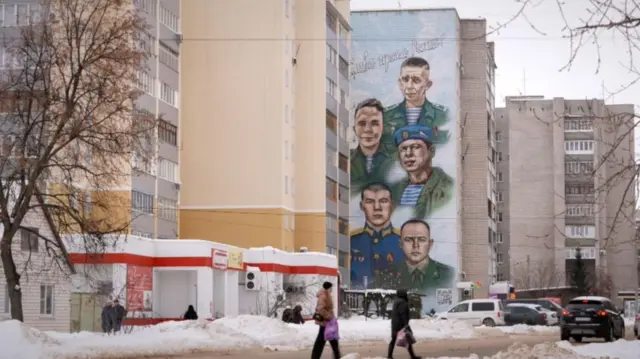 Бинодан пастга қараётган ҳарбийлар расмлари, улар Украинада ҳалок бўлган баъзи маҳаллий аскарлар.