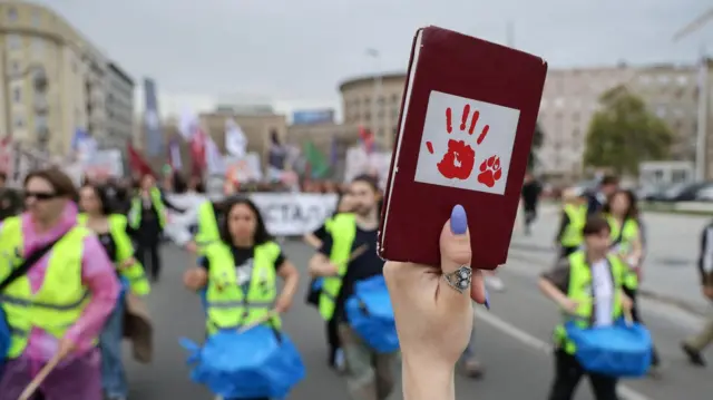 Devojka drži indeks na jednom od protesta studenata