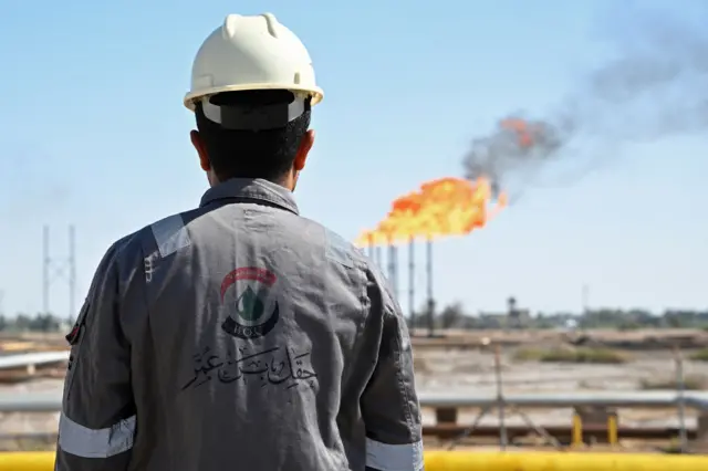موظف في شركة نفط البصرة يتفقد حقل نهر بن عمر للنفط والغاز في أبريل/نيسان 2026.