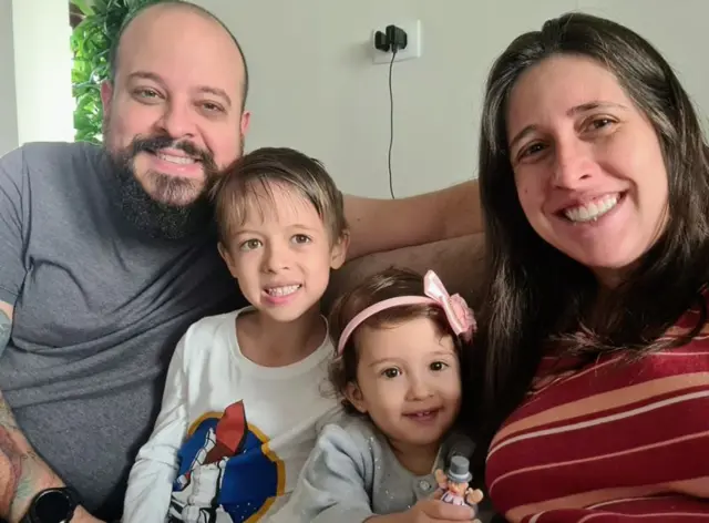 થિઓના માતાપિતાએ પ્રાથમિક શાળામાં પ્રવેશની મંજૂરી માટે કોર્ટમાં જવું પડ્યું હતું