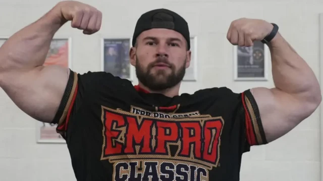 جوئی فاریل با ژست گرفتن جلوی دوربین عضلاتش را نمایش می‌دهد