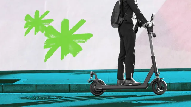 도시를 주행하고 있는 전동킥보드