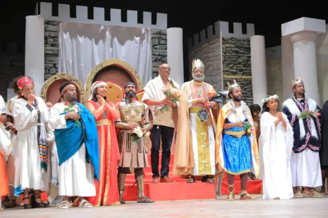 የንጉሥ አርማህ ቴአትር ተዋናዮች እና ደራሲው መልካሙ ዘሪሁን በመድረክ ላይ