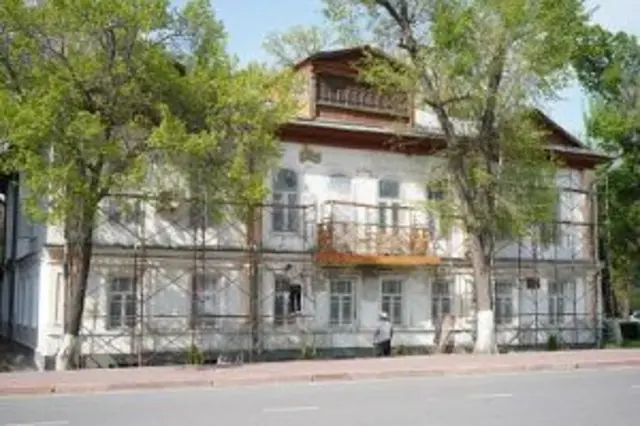 Жазуучулар союзунун имараты эгемендик жылдары биринчи жолу капиталдык оңдоодон өтүп жатат. 