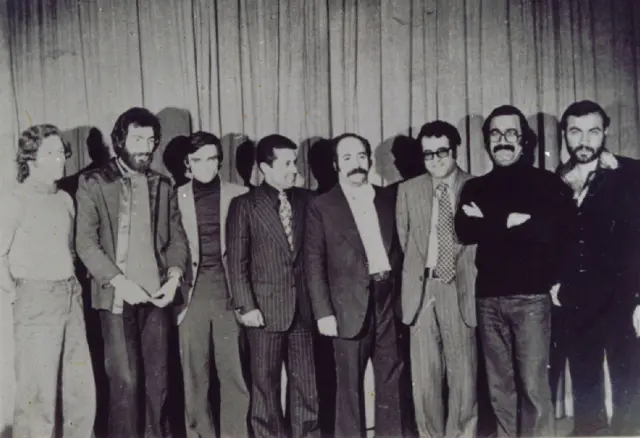 پیشکسوتان موسیقی ایران در دهه ۵۰ از راست: جمشید عندلیبی ( نوازنده نی)، بهمن رجبی ( نوازنده تمبک)، رضا شفیعیان ( نوازنده سنتور)، داود گنجهای (نوازنده کمانچه)، محمد مقدسی (نوازنده کمانچه)، حسین علیزاده (نوازنده تار و سه تار)، پرویز مشکاتیان (آهنگساز و نواپرداز) و علی اکبر شکارچی ( نوازنده کمانچه)