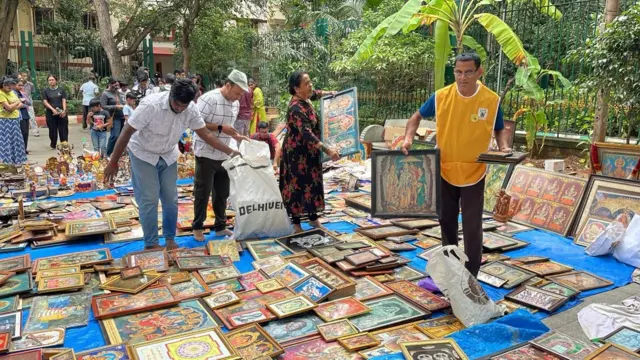బెంగళూరు నగరంలోని హెచ్ఎస్ఆర్ సిటిజన్ ఫోరం అనే స్వచ్ఛంద సంస్థ వారు ఆ దేవుళ్ళ ఫోటోలను రీసైకిల్ చేస్తున్నారు. 