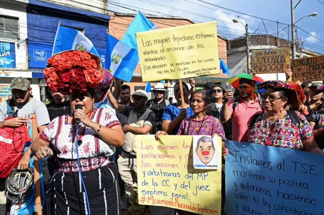 Grupos de manifestantes acudieron a la sede del TSE para protestar contra la suspensión del partido Semilla.