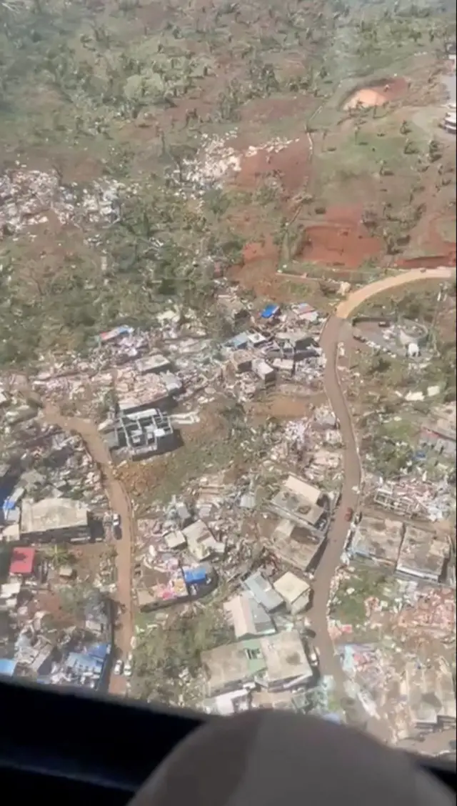 Una vista aérea de un barrio devastsado en Mayotte