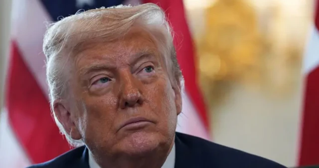 Foto de Donald Trump usando terno com uma bandeira dos Estados Unidos ao fundo