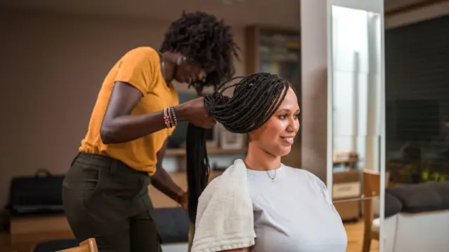 Aworan obinrin ti obinrin mi-in n ṣerun fun