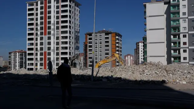 Lüks sitelerde yıkım sürüyor