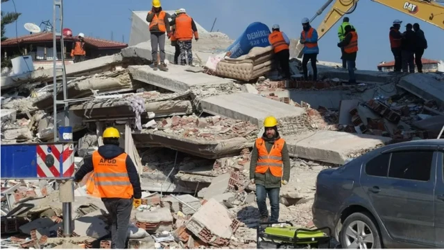 যে ধ্বংসস্তুপের নিচে নেকলা চাপা পড়েছিল