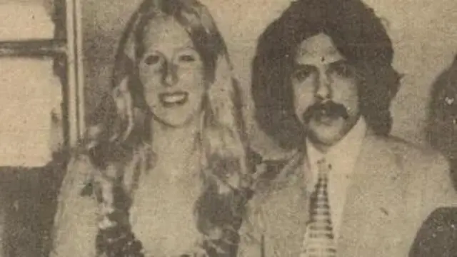 शाह फ़ैसल का हत्यारा फ़ैसल बिन मुसैद बिन अब्दुल अज़ीज़ (दाहिने)