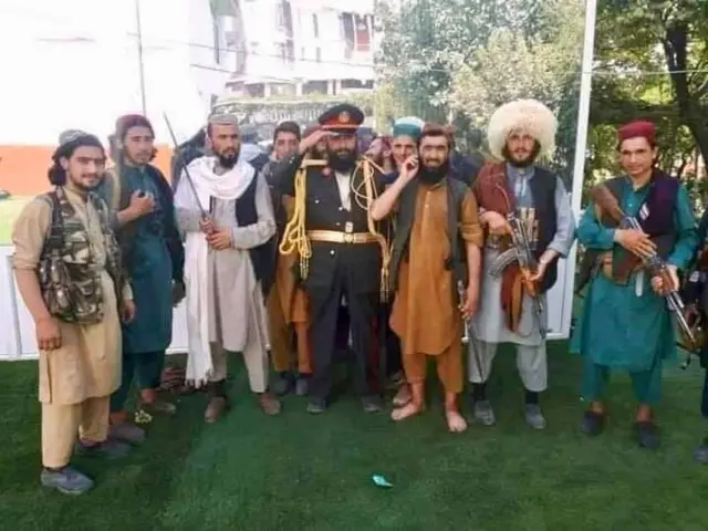 طالبان با لباس دوستم