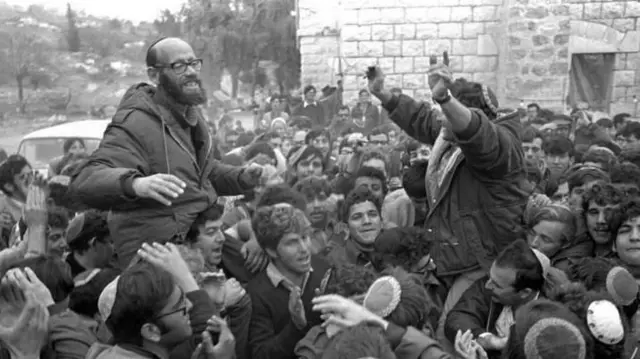 Rabi wa Kizayuni Moshe Levinger (kushoto) akisherehekea makazi mapya katika Ukingo wa Magharibi katika miaka ya 1970.