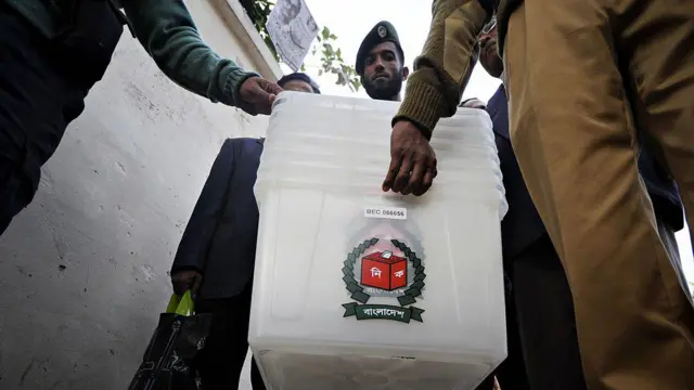 ব্যালট বাক্স নিয়ে যাচ্ছেন কয়েকজন