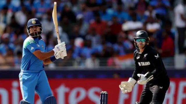 बल्लेबाजी करते हुए श्रेयस अय्यर