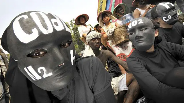 Demonstrasi menentang penggunaan batu bara sebagai bahan baku PLTU yang merusak lingkungan. 