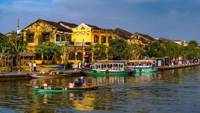 Hội An là một thành phố ven biển được khách du lịch ưa chuộng ở Việt Nam 