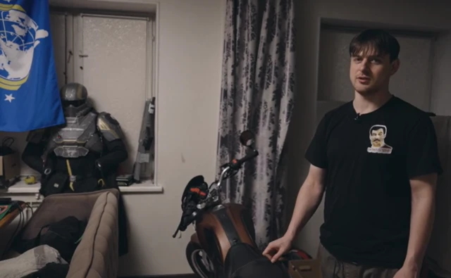 Rusiya ordusunun keçmiş zabiti, 30 yaşlı Korobov qara futbolka və açıq rəng şalvarda otağın ortasında dayanıb.