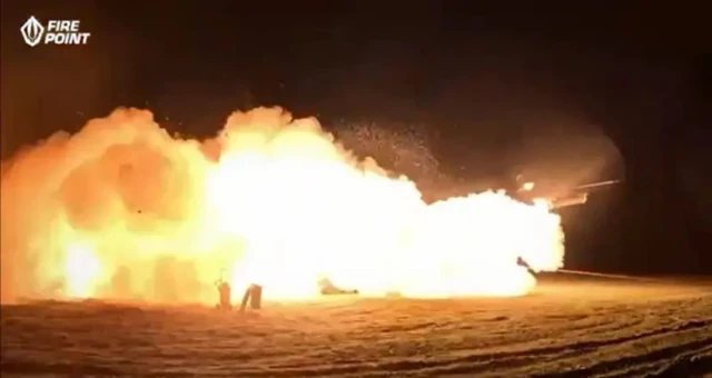 Кадр из видео запуска ракеты ночью. Видно главным образом облако огня.