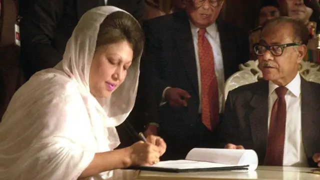 শপথ নেয়ার পর কাগজে সই করছেন খালেদা জিয়া