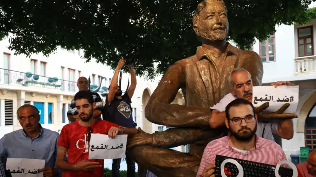 صحفيون لبنانيون يرفعون لافتات احتجاج على القمع