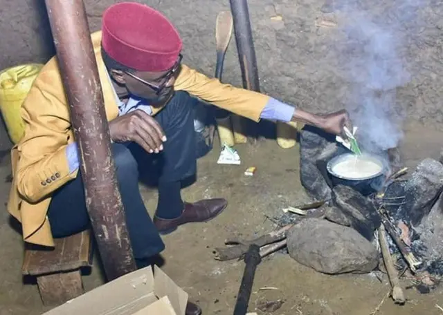 M. Barasa a également été photographié en train de prendre le thé avecD'autres photos le montrent en train d'utiliser un foyer traditionnel à trois pierres pour faire du thé à une veuve de 67 ans