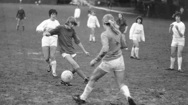 زنان مشغول بازی در سال ۱۹۷۰، یک سال قبل از این که محرومیت فوتبال زنان در ورزشگاه‌های حرفه‌ای لغو شود